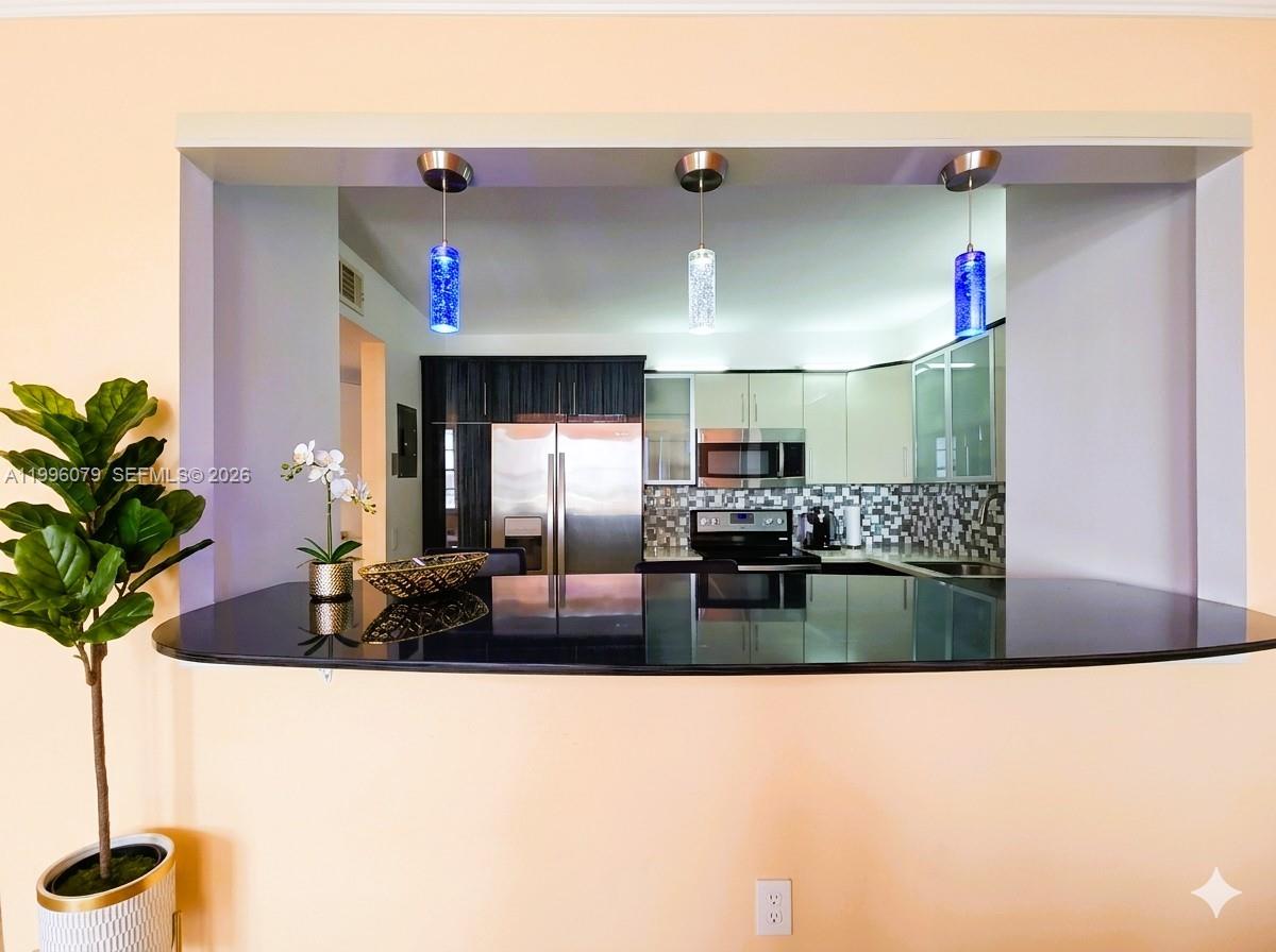 2851 NE 183rd St 906E