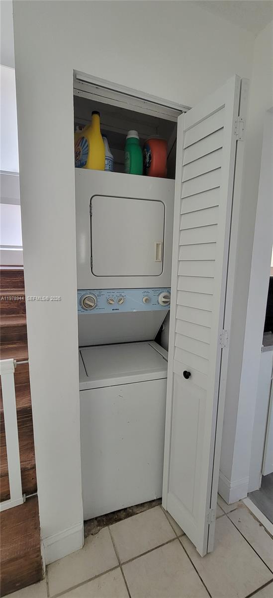 SNAPPER CREEK TOWNHOUSES - Residential