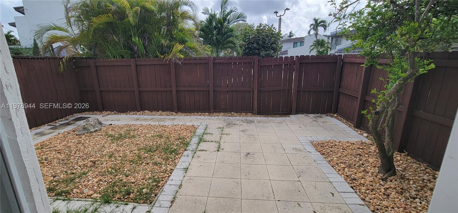 SNAPPER CREEK TOWNHOUSES - Residential