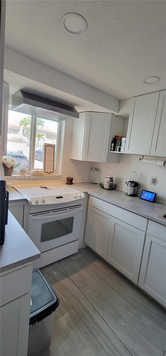 SNAPPER CREEK TOWNHOUSES - Residential