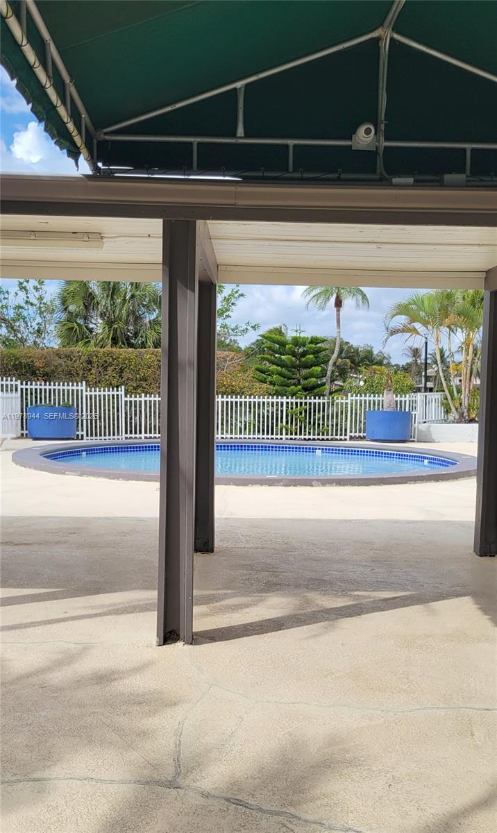 SNAPPER CREEK TOWNHOUSES - Residential