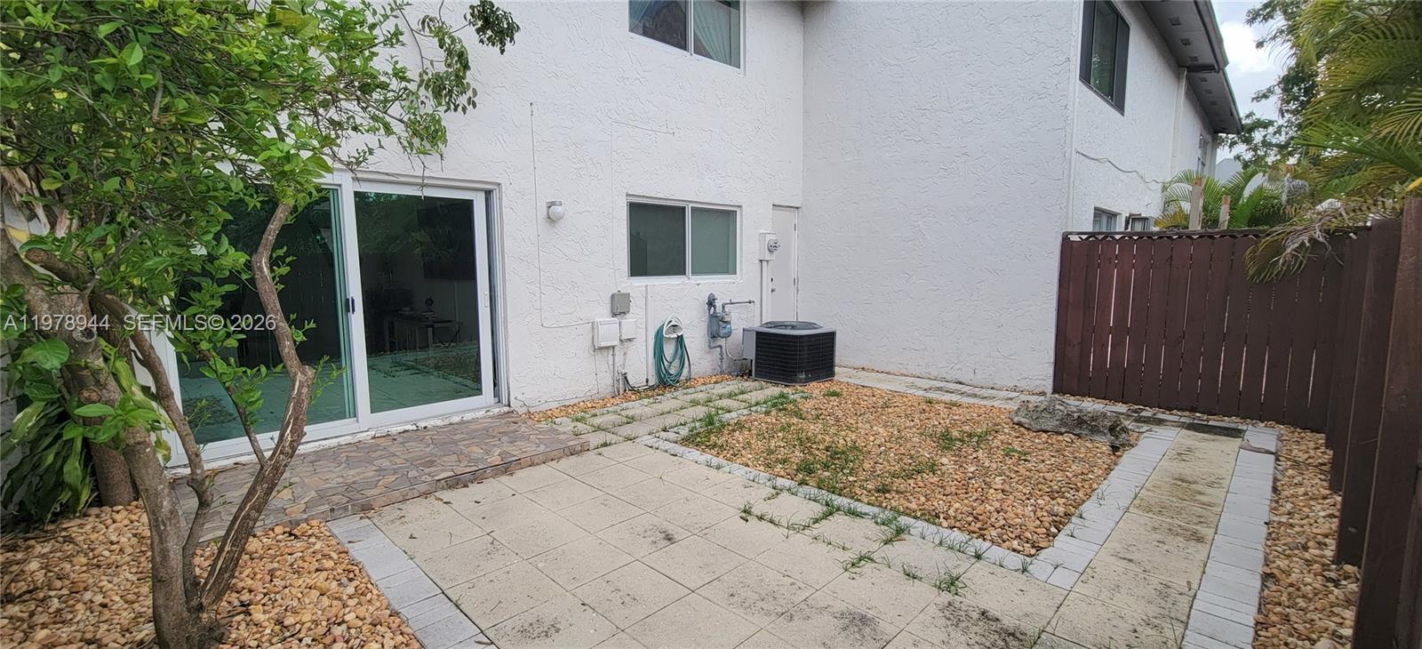 SNAPPER CREEK TOWNHOUSES - Residential