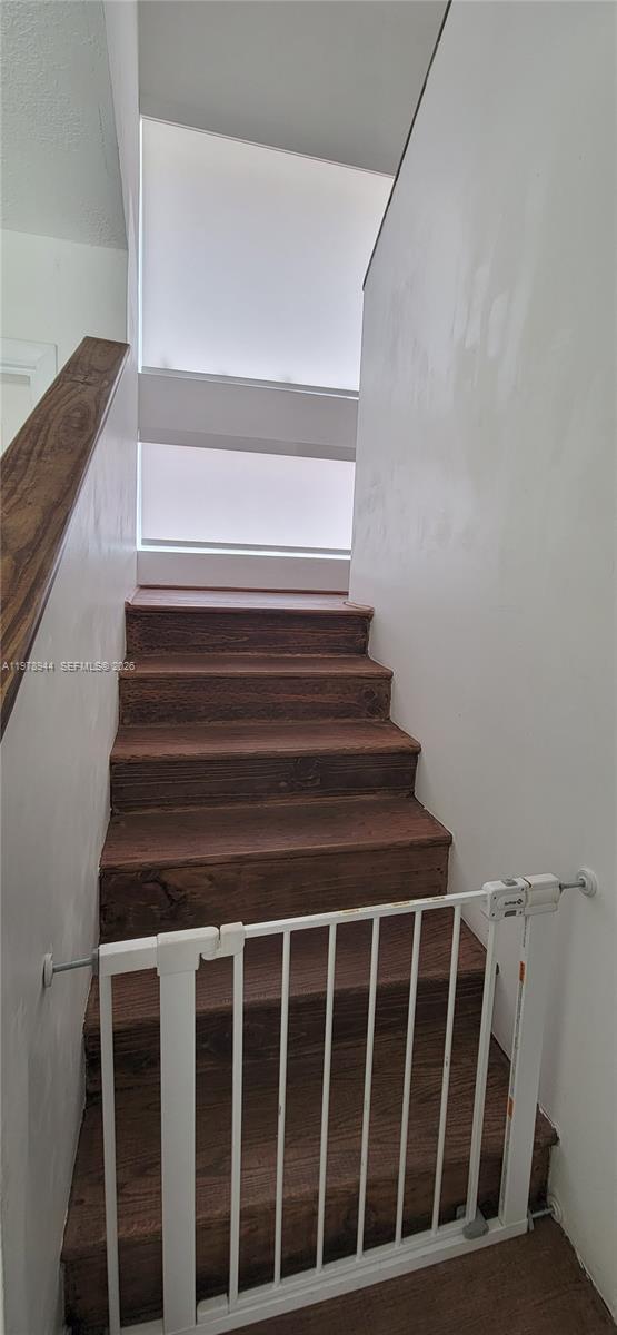 SNAPPER CREEK TOWNHOUSES - Residential