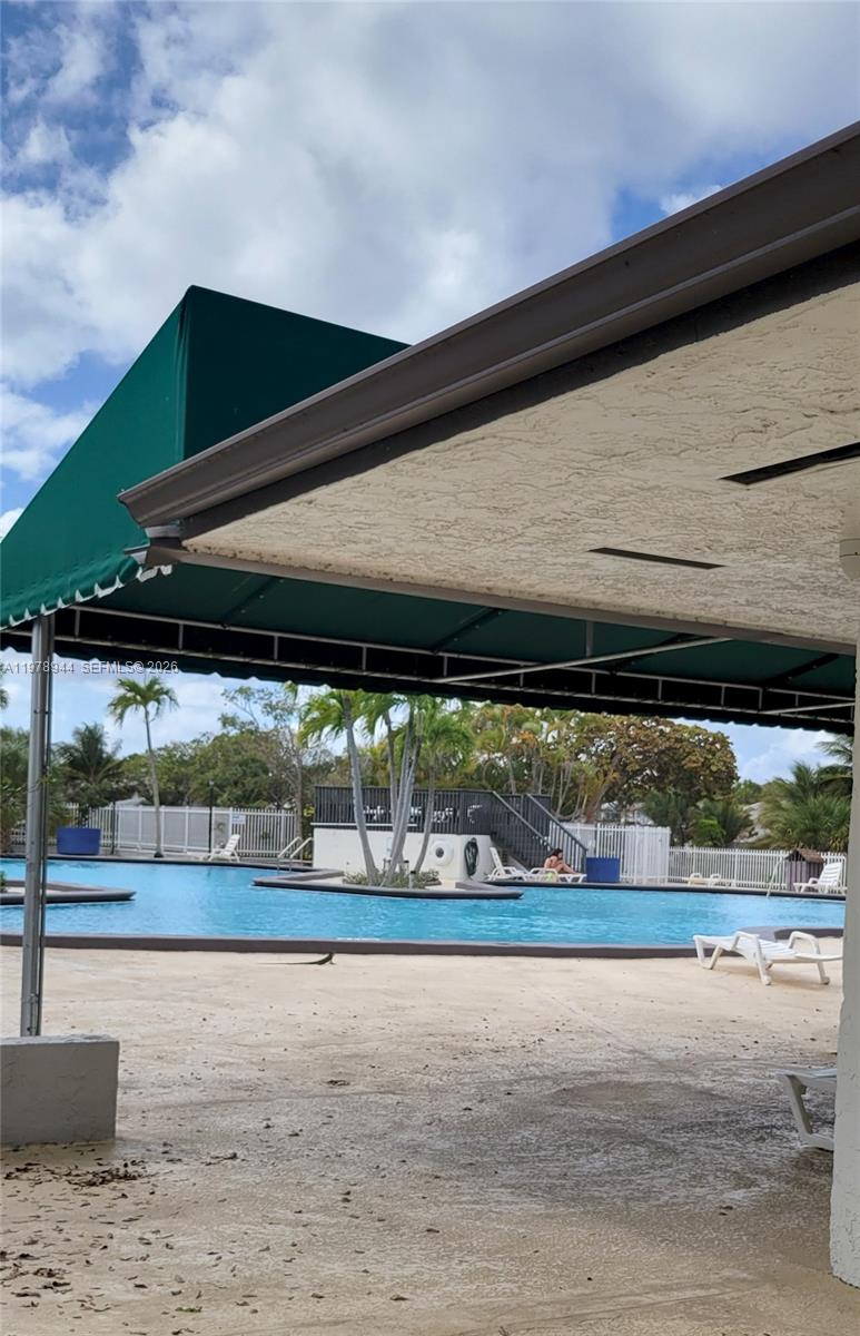 SNAPPER CREEK TOWNHOUSES - Residential