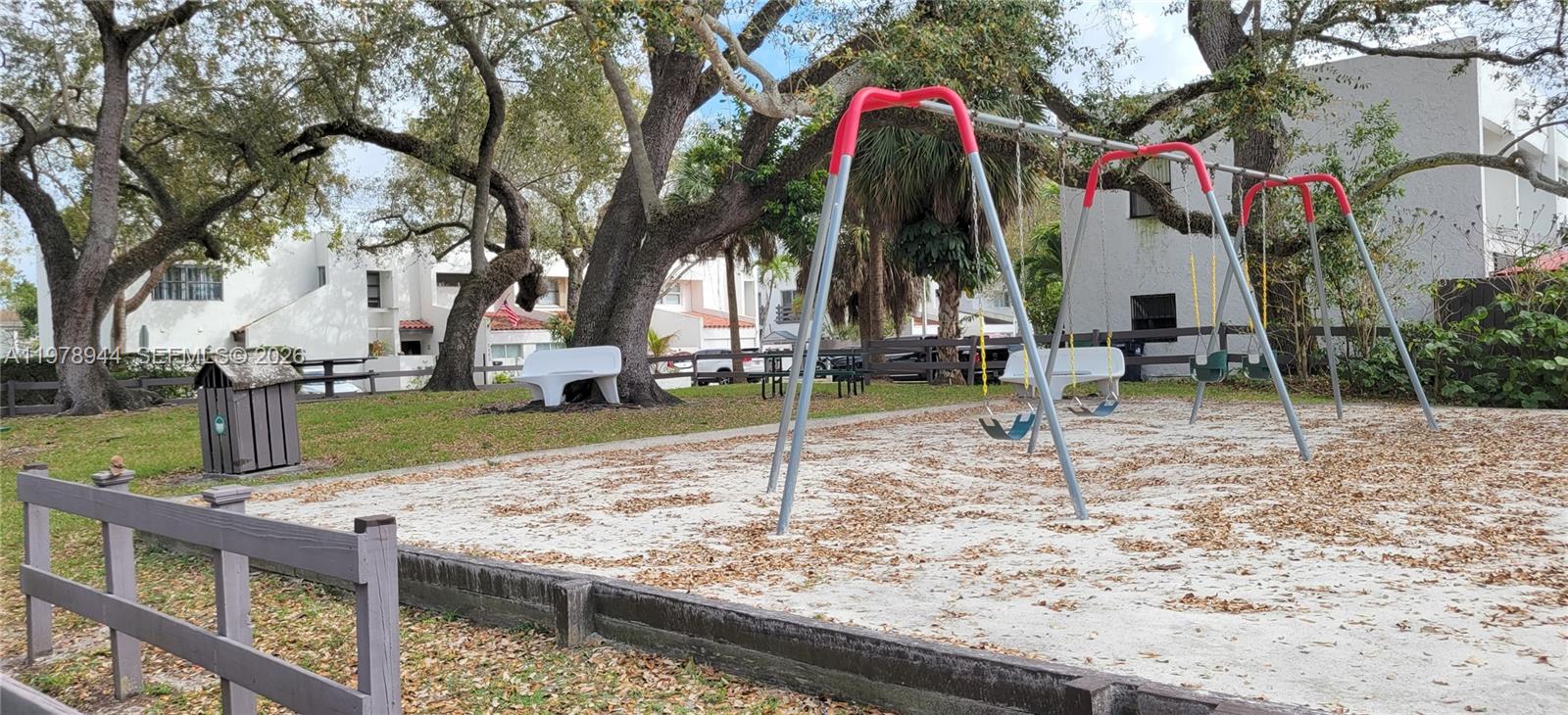 SNAPPER CREEK TOWNHOUSES - Residential