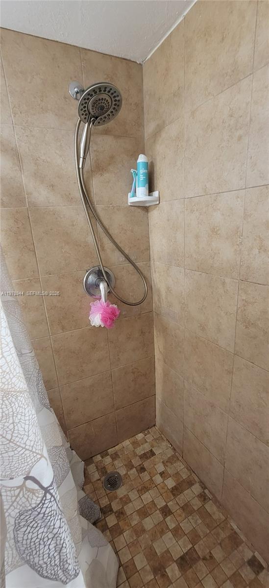 SNAPPER CREEK TOWNHOUSES - Residential