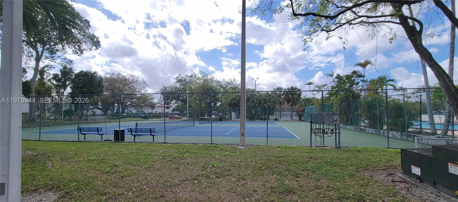 SNAPPER CREEK TOWNHOUSES - Residential