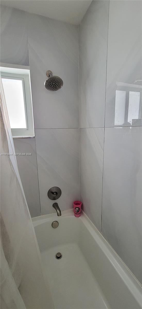 SNAPPER CREEK TOWNHOUSES - Residential