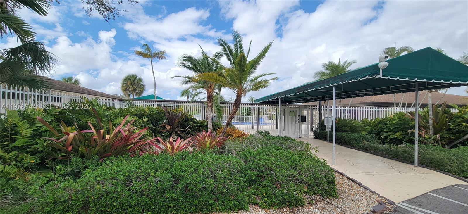 SNAPPER CREEK TOWNHOUSES - Residential