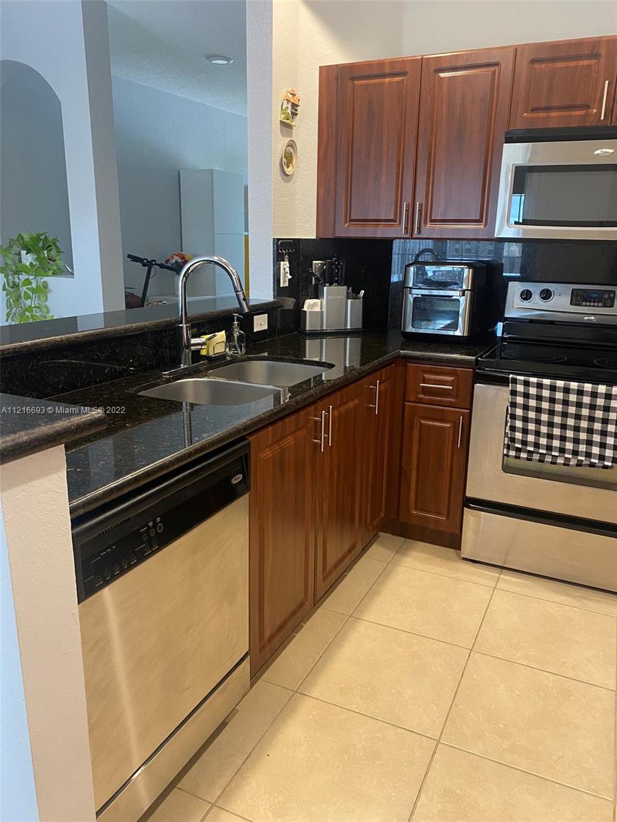 SUNSET LAKE TOWNHOMES - Residential