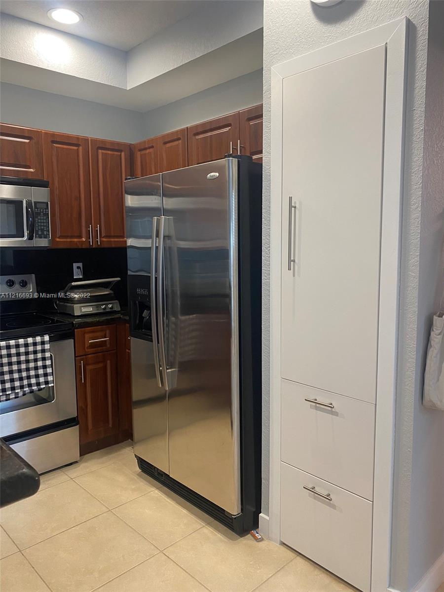 SUNSET LAKE TOWNHOMES - Residential