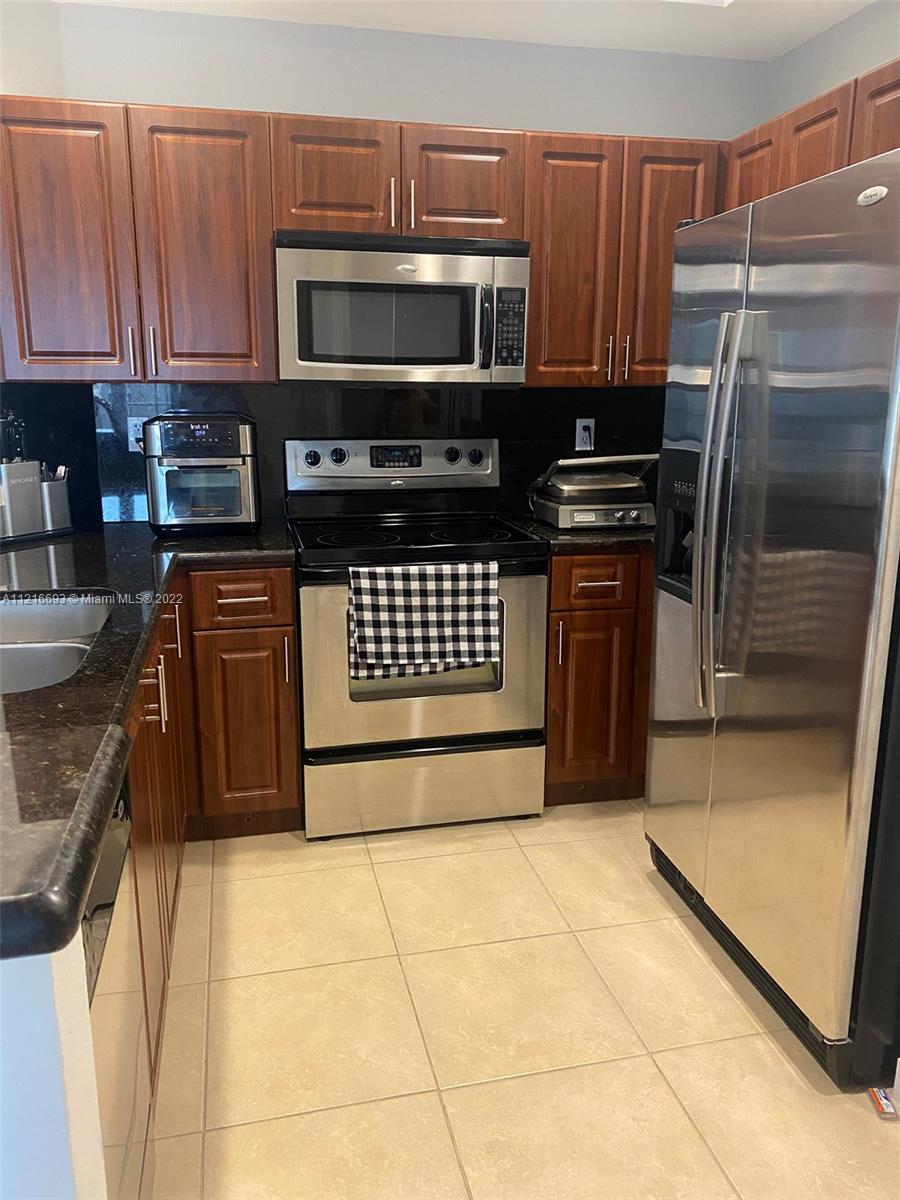 SUNSET LAKE TOWNHOMES - Residential