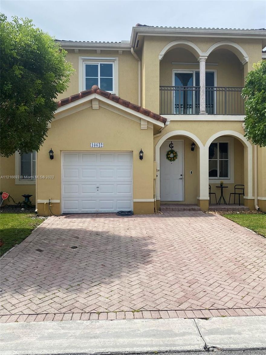 BEAUTIFUL AND ADORABLE 4 BEDS, 3 BATHS TOWNHOME IN WEST KENDALL. ON THE GROUND FLOOR THERE IS 1 BEDROOM, 1 FULL BATHROOM AND THE LAUNDRY. GARAGE HAS BEEN CONVERTED IN A OFFICE. THE HOUSE IS LARGE AND SPACIOUS. IT'S EXCELLENT, JUST BRING YOUR CLOTHES AND FURNITURE.