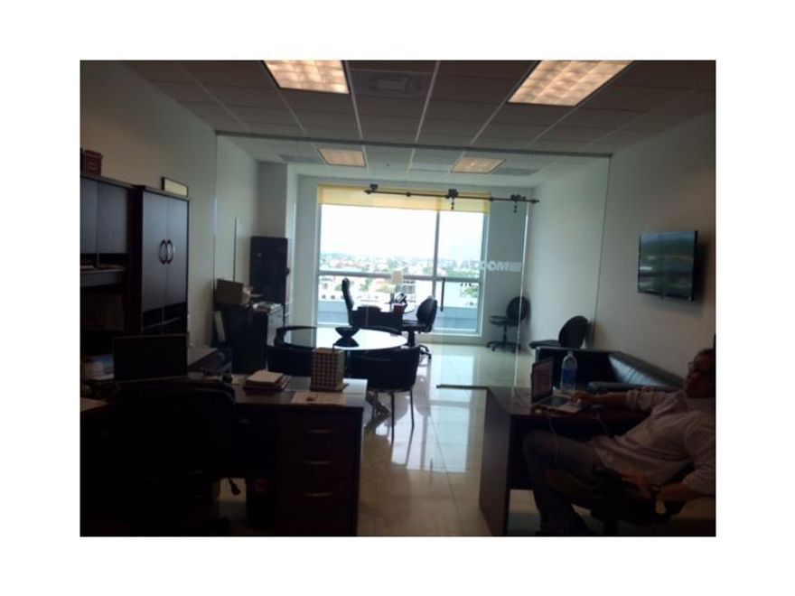 720 SF TOTAL OFFICE. CLASS "A" OFFICE BUILDING WITH ALL AMENITIES.  CENTRALLY LOCATED IN BRICKELL. WALK TO MARY BRICKELL VILLAGE. 24 HOUR SECURITY. HURRICANE IMPACT FLOOR TO CEILING WINDOWS. VERY LUMINOUS OFFICE