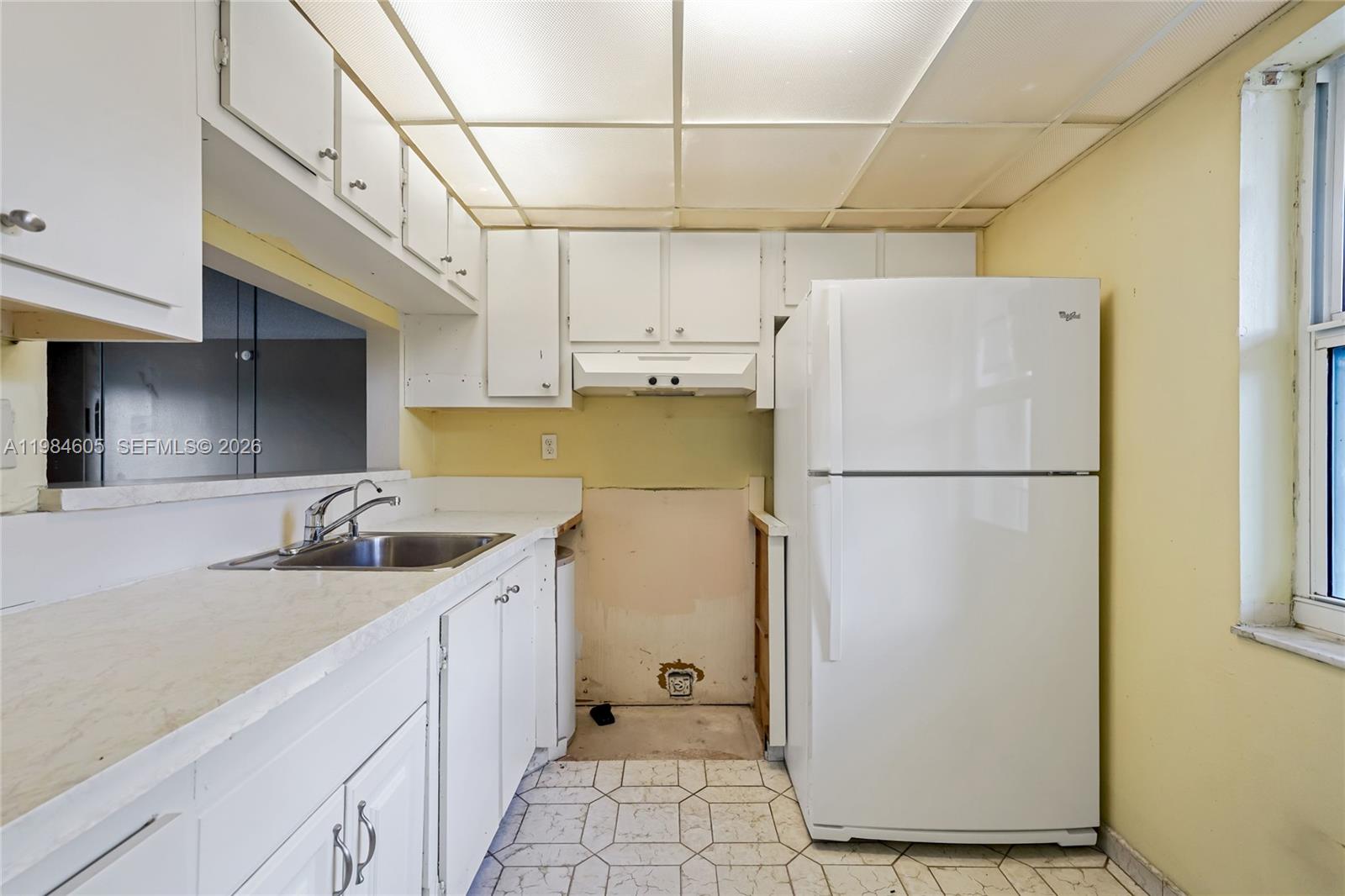 LIME BAY CONDOMINIUM 8 - Residential