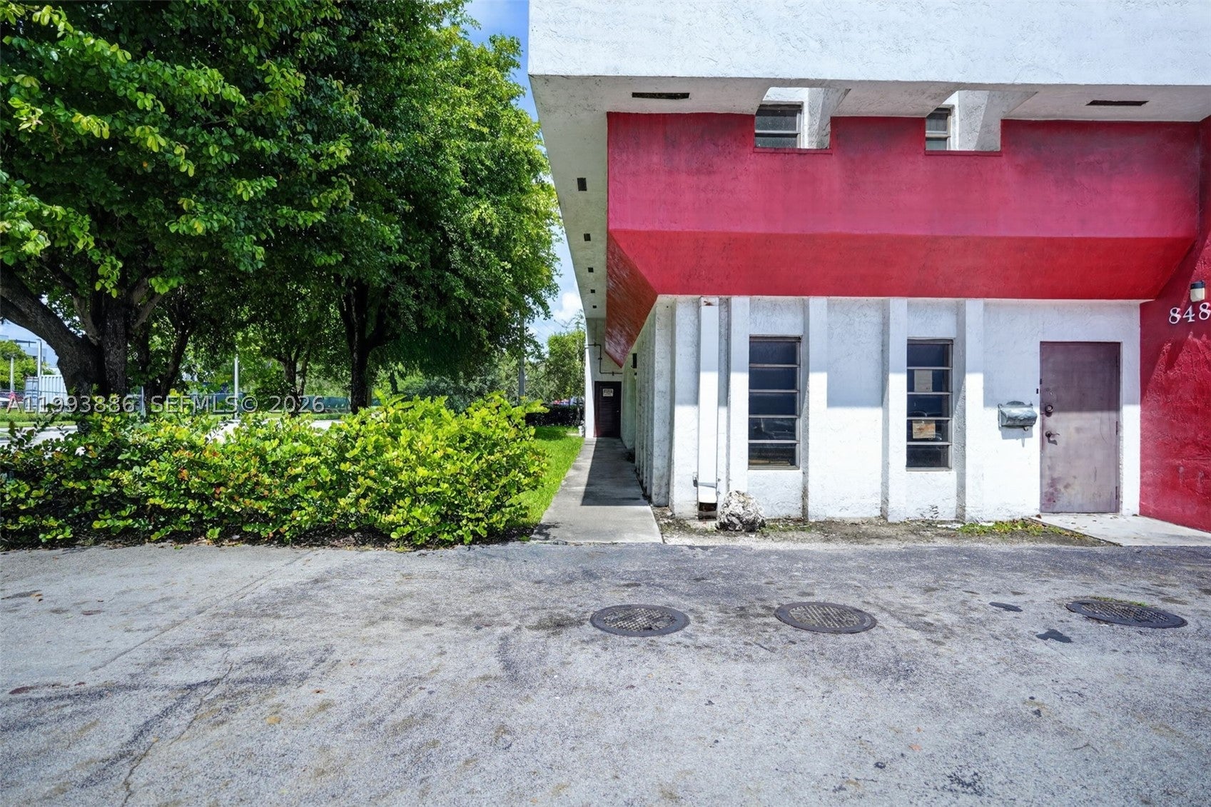 Warehouse/Restaurant For Sale In Doral