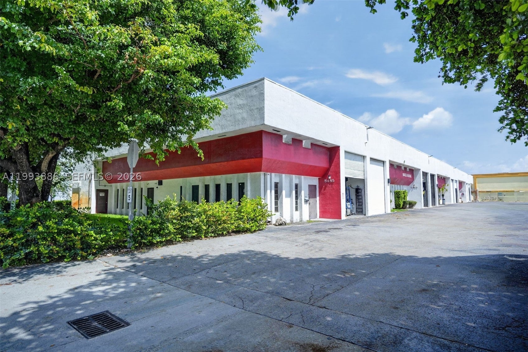 Warehouse/Restaurant For Sale In Doral
