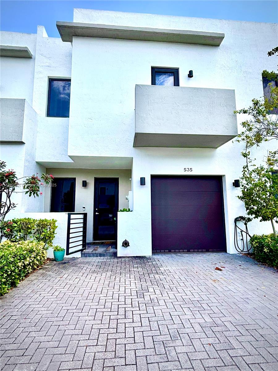 535 Sw 91st Pl, Miami, Broward County, Florida - 4 Bedrooms  
4 Bathrooms - 