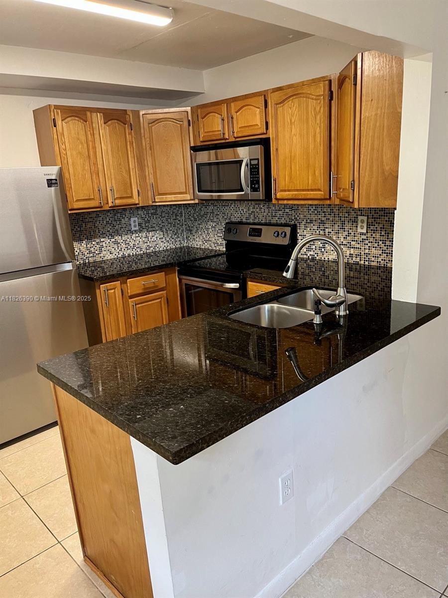 Come home to this beautiful and safe townhome in the most central area of Fontainebleau. With 3 bedrooms and 2 bath this is the perfect place to call home. With schools, shopping and highways all close by this is gem is rarely available and great for families.