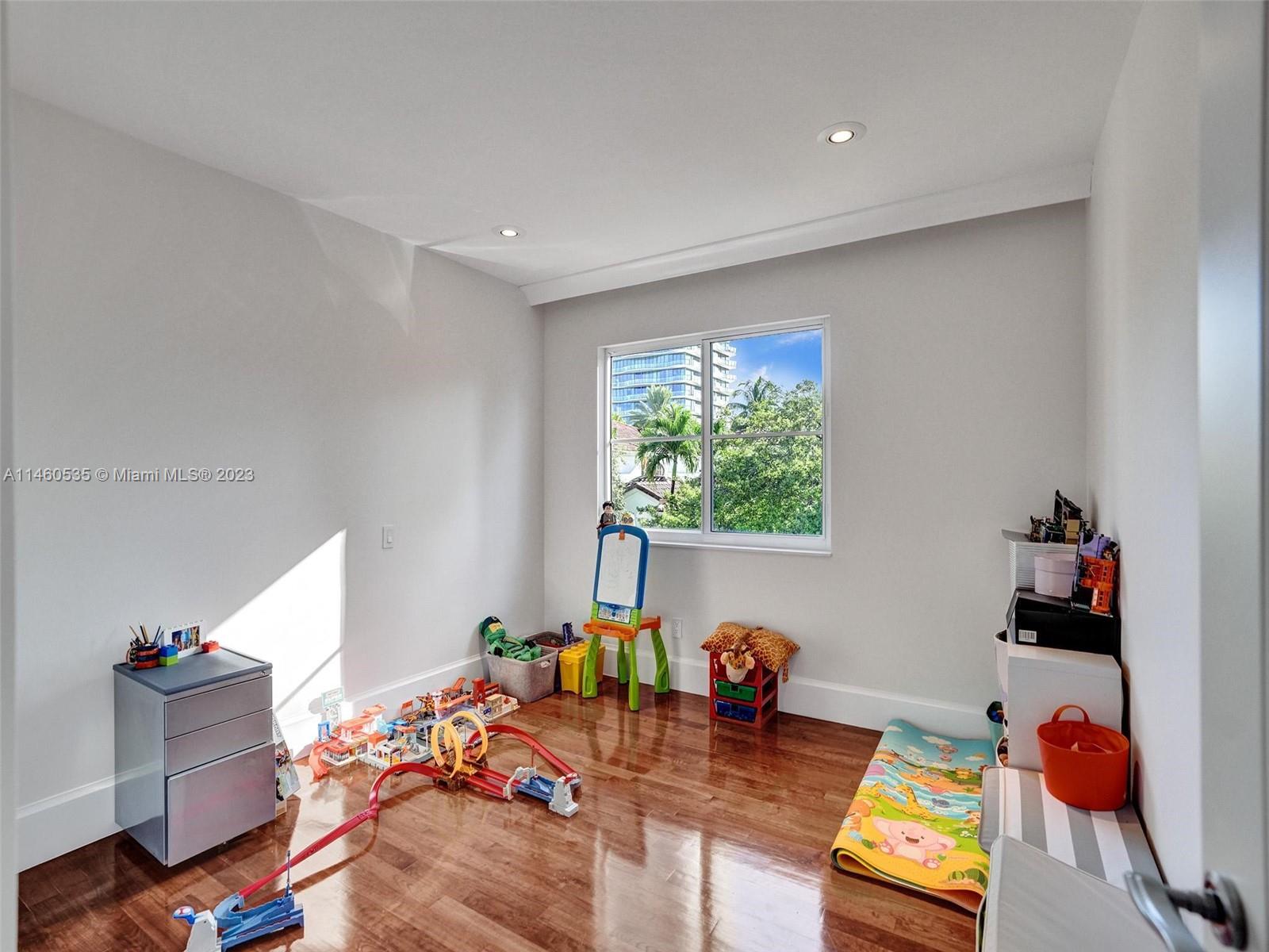 GOLDEN GATE ESTATES & MAR - Residential