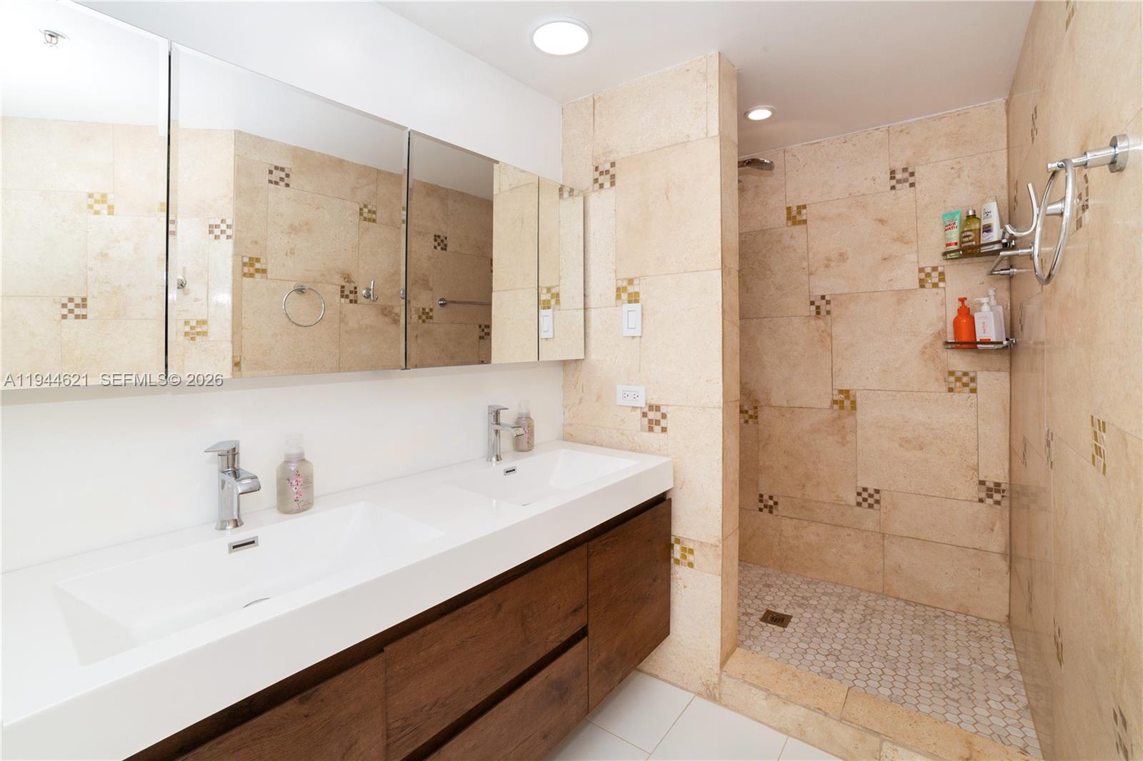 PORTO BELLAGIO CONDO - Residential