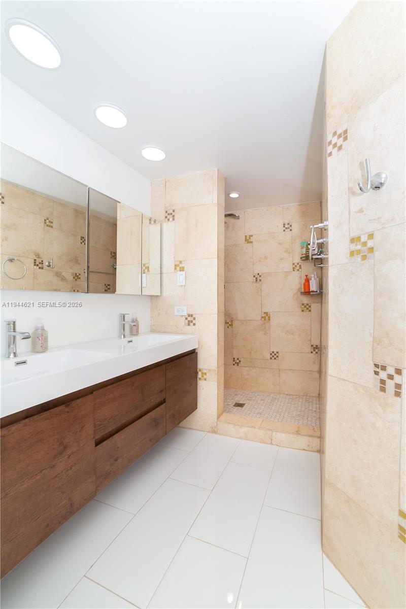 PORTO BELLAGIO CONDO - Residential