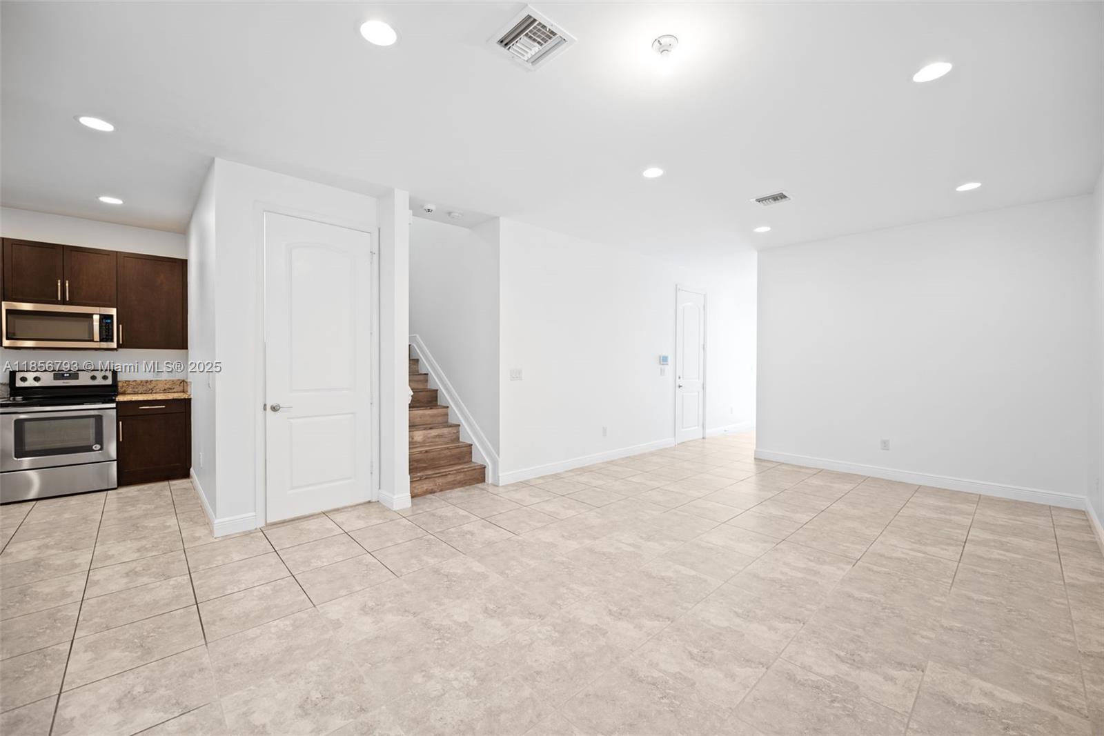 6907 Pines Cir 6907