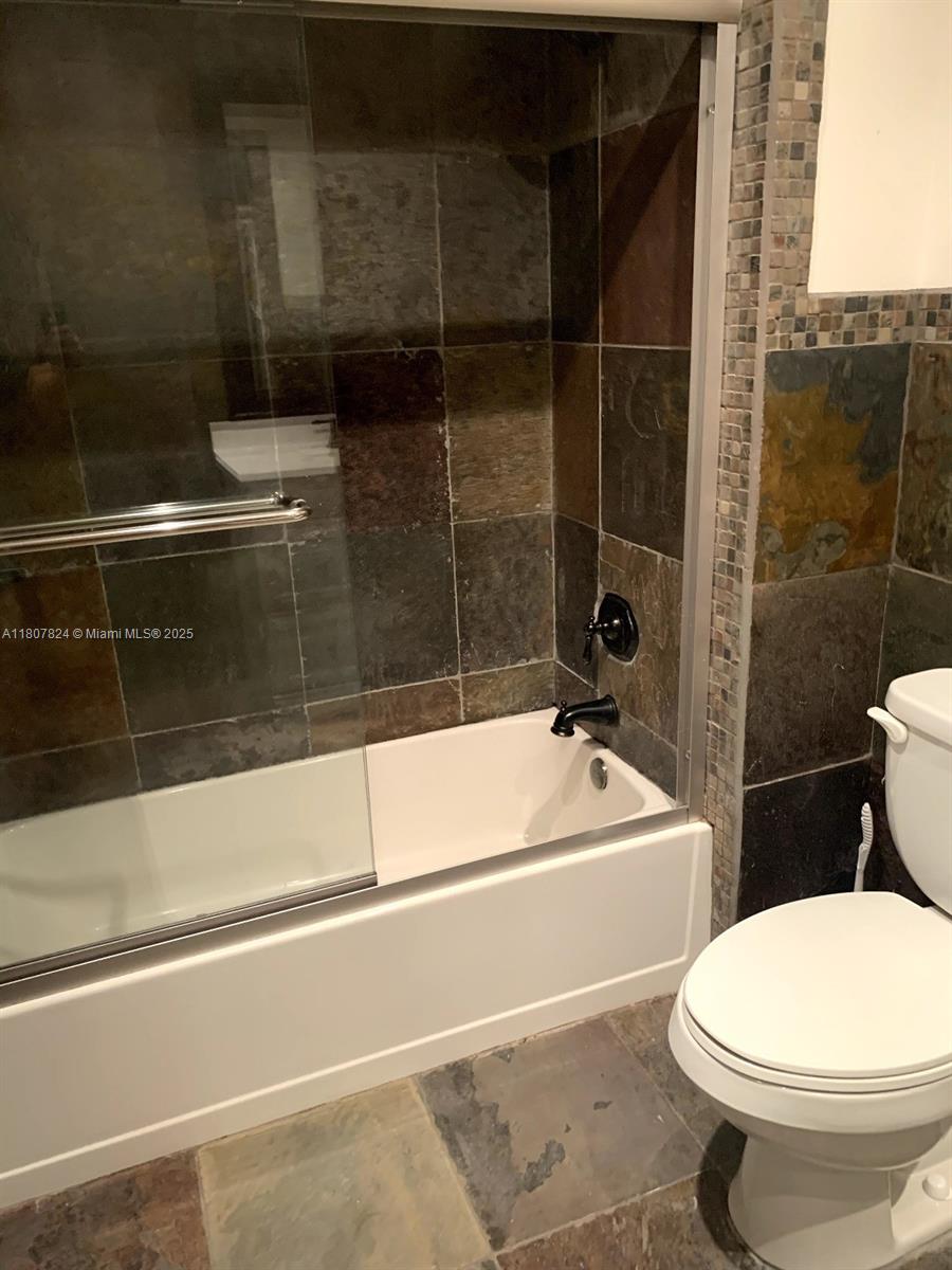 711 E Coco Plum Cir 5
