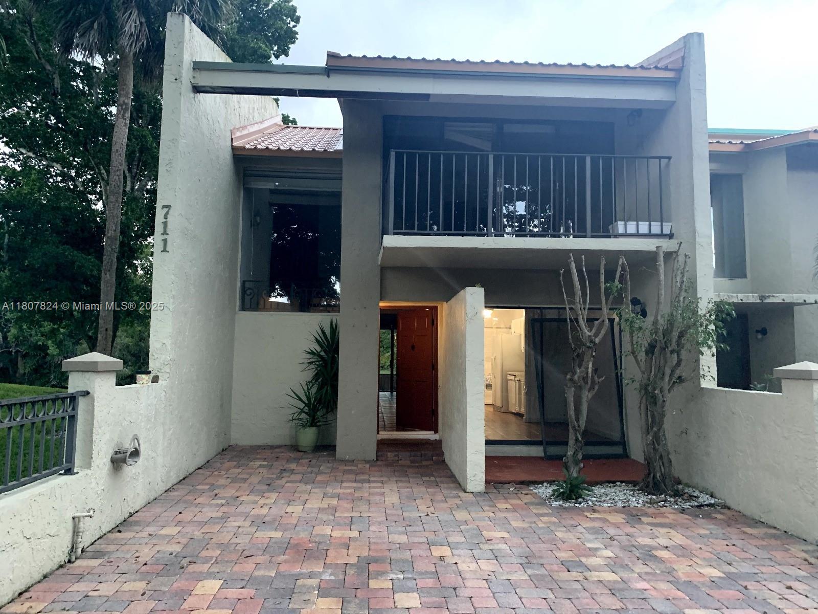 Property for Sale at 711 E Coco Plum Cir 5, Plantation, Miami-Dade County, Florida - Bedrooms: 3 
Bathrooms: 3  - $395,000