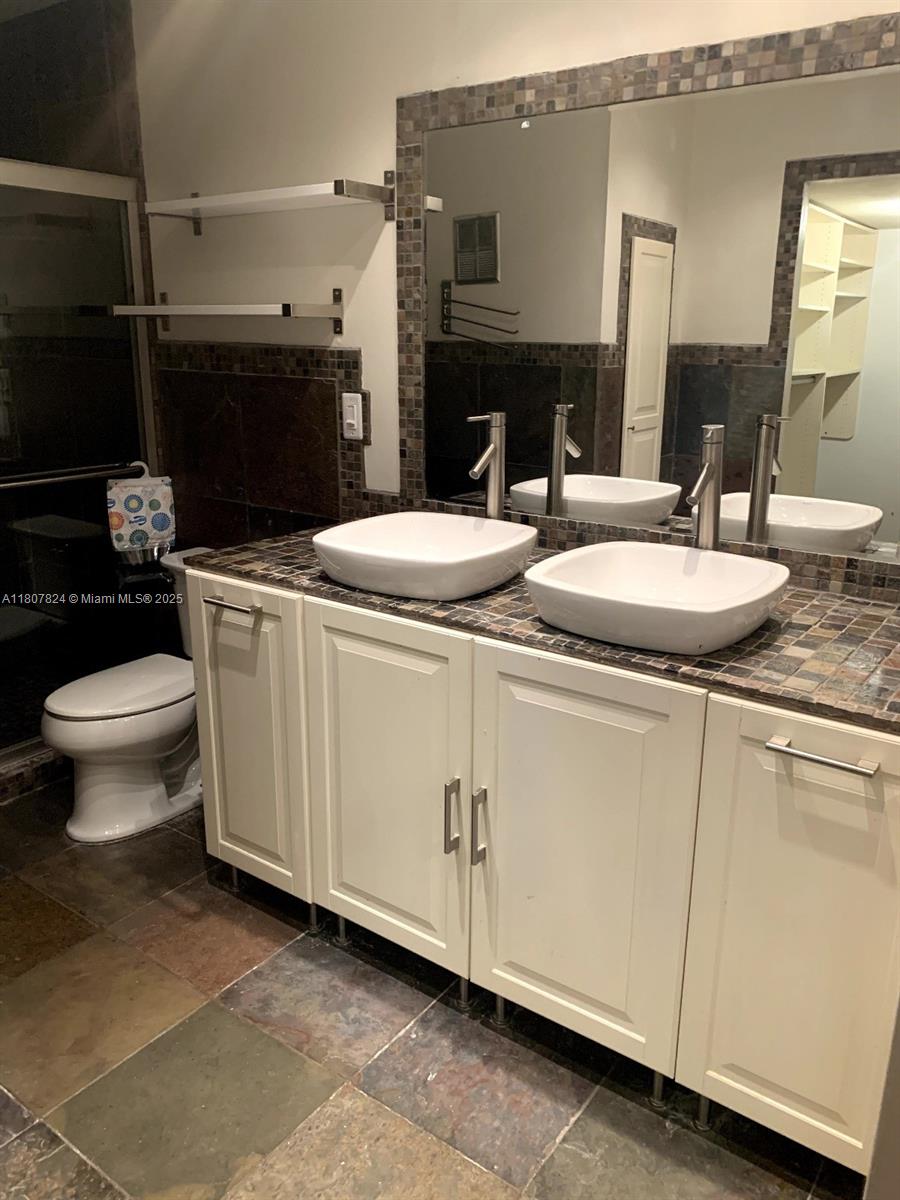 711 E Coco Plum Cir 5