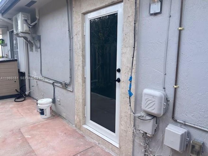 Brand new efficiency with independent entrance through the left of the house. Centrally located 2 blocks from Tropical Park, in the back of Publix. Close to Bird Road and Palmetto expressway. Within walking distance to shopping centers and public transportation. Only one person will be considered, if there is two people, don't bother.