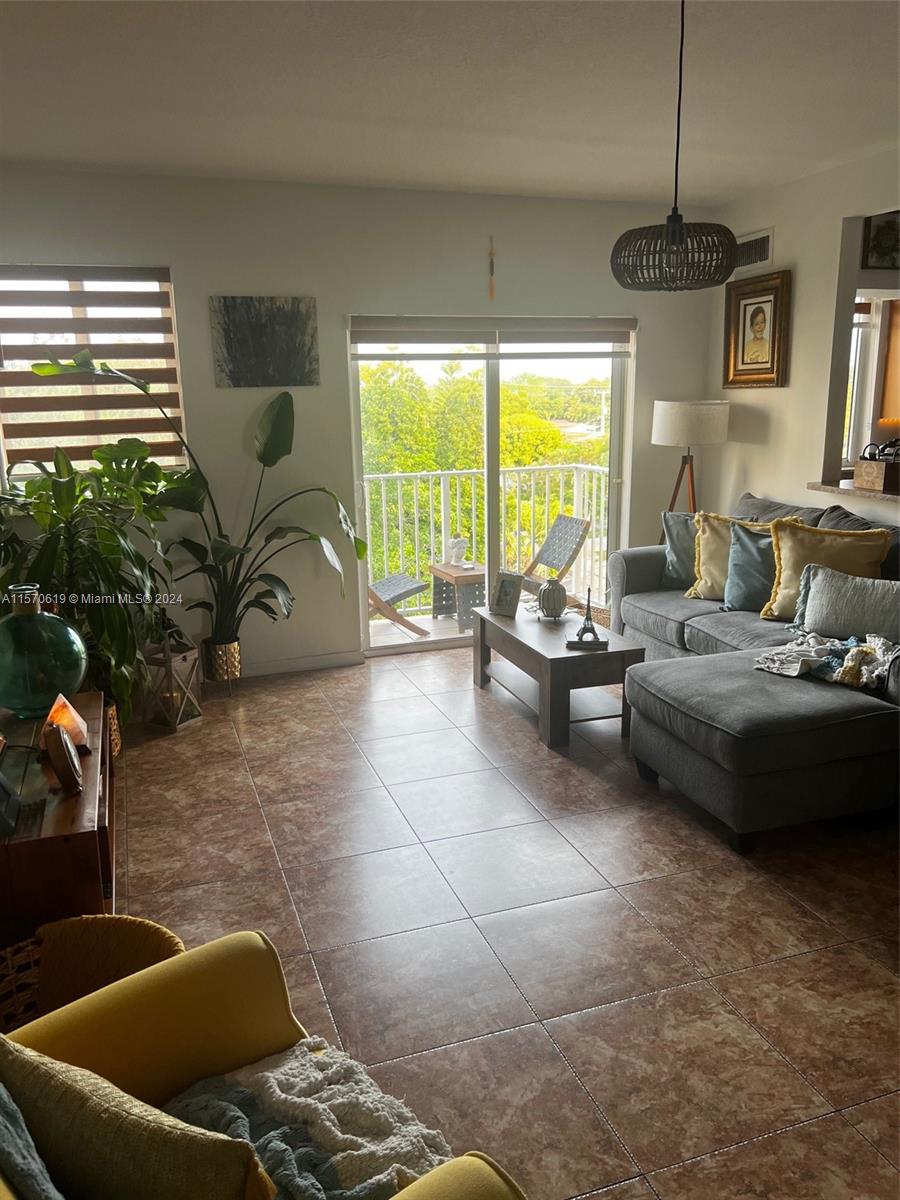LOCATION LOCATION!! BEAUTIFUL 1/1 APARTMENT IN LE JEUNE PLACE CONDOMINIUM. LOCATED IN THE HEART OF MIAMI. MINUTES FROM CORAL GABLES, MIAMI AIRPORT, AND 836 DOLPHIN EXPRESSWAY.
APARTMENT FEATURES A SPACIOUS LIVING ROOM WITH OPEN KITCHEN FULLY EQUIPPED. TILED FLOORING THROUGHOUT. MASTER BEDROOM AND FULL BATHROOM. WASHER AND DRYER INSIDE. 1 ASSIGNED PARKING SPACE.