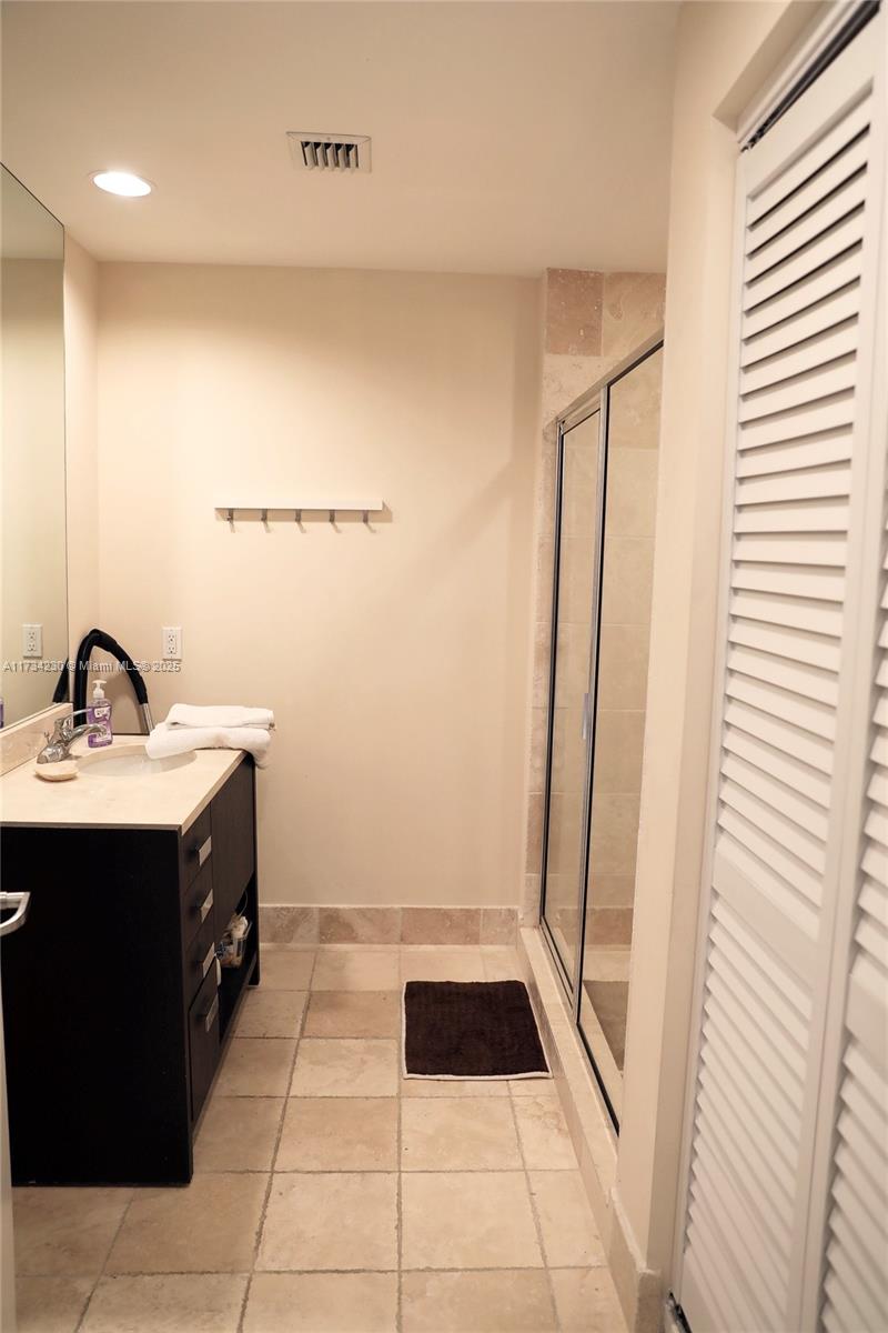TRUMP ROYALE CONDO - Residential Lease
