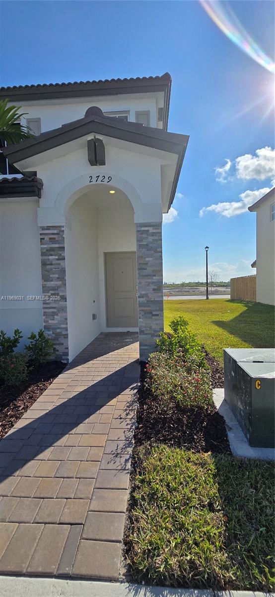 Main image without alt text