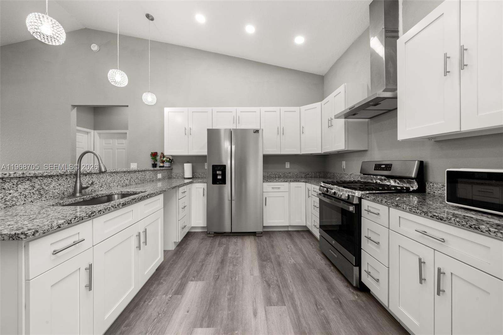 1011.000 - AVON PARK LAKES - Residential