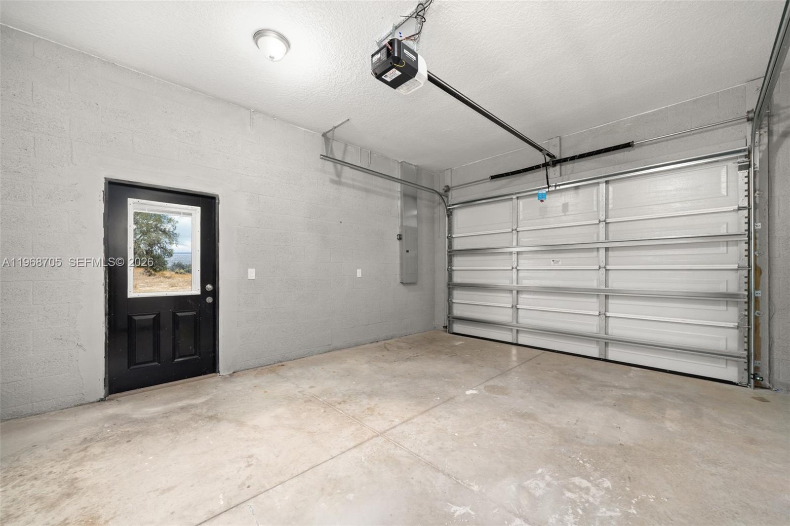 1011.000 - AVON PARK LAKES - Residential