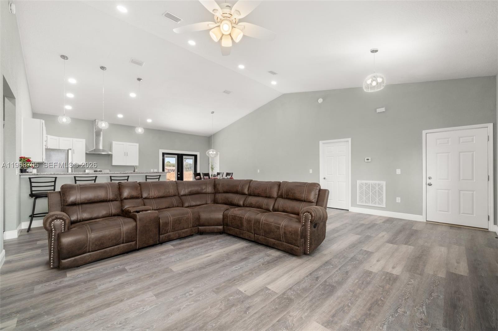 1011.000 - AVON PARK LAKES - Residential