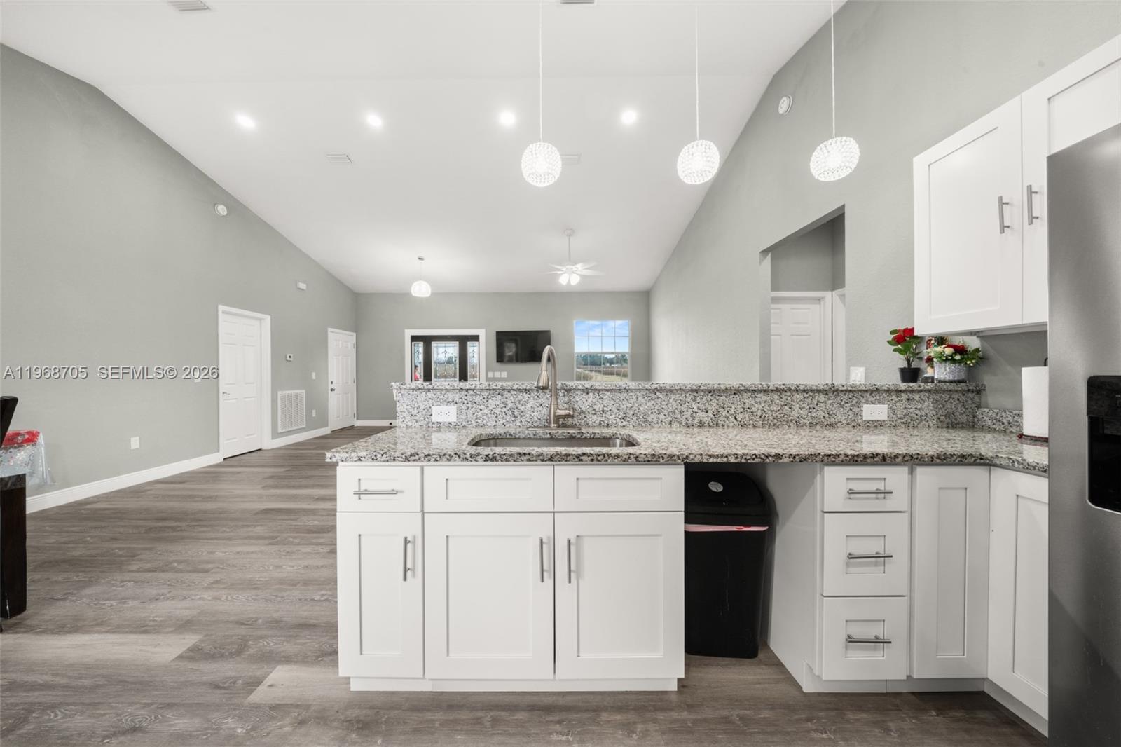 1011.000 - AVON PARK LAKES - Residential