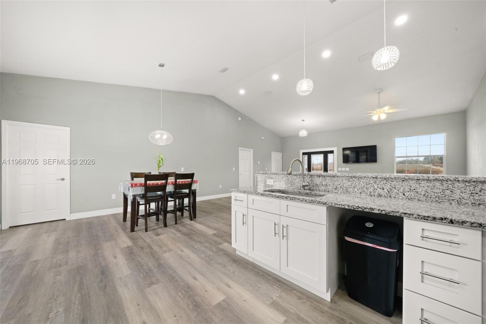 1011.000 - AVON PARK LAKES - Residential