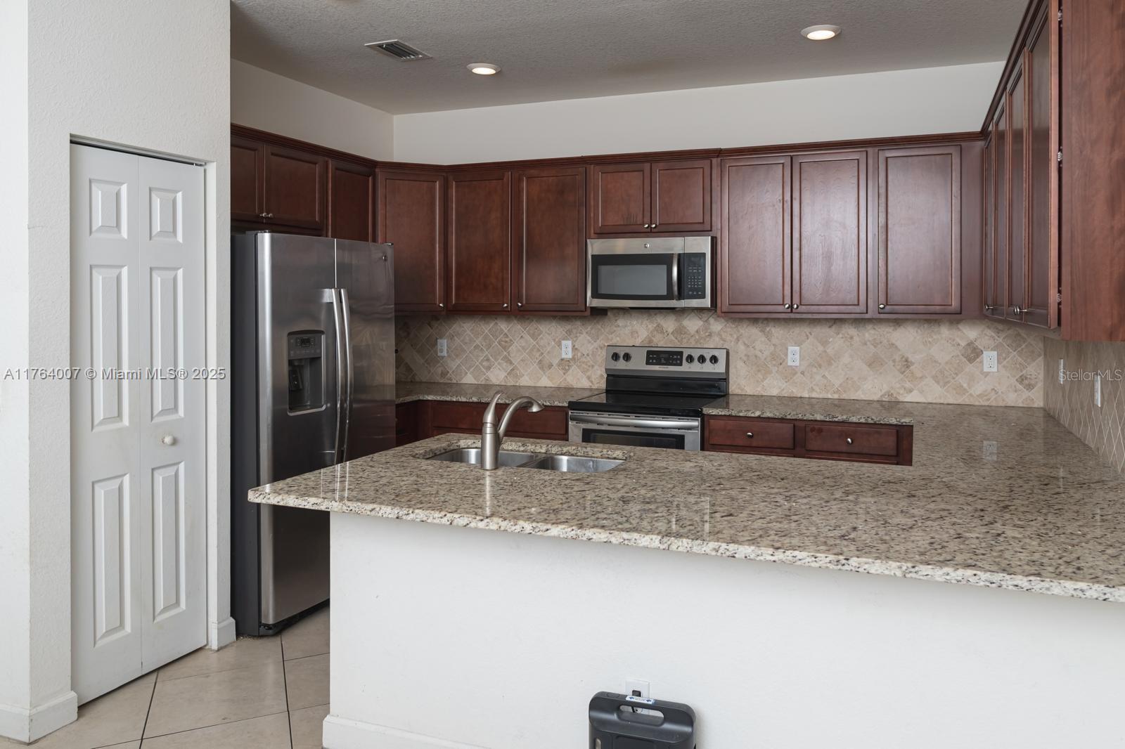 CHARLESTON COMMONS 2 - Residential Lease