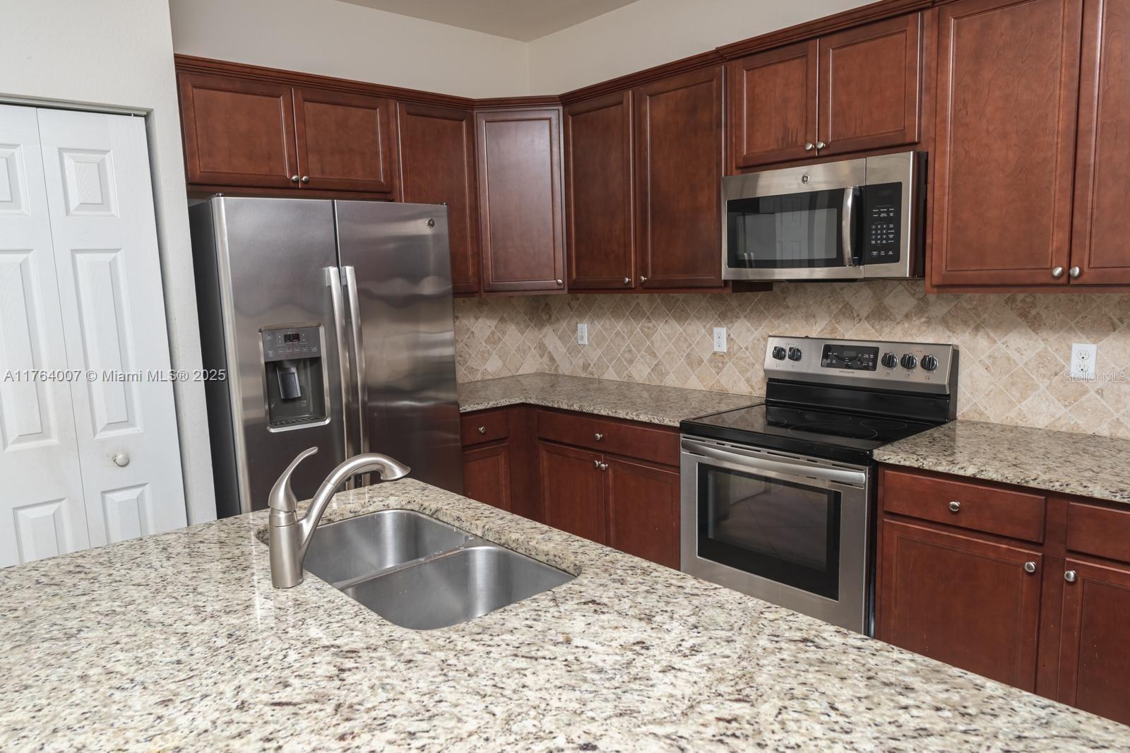 CHARLESTON COMMONS 2 - Residential Lease
