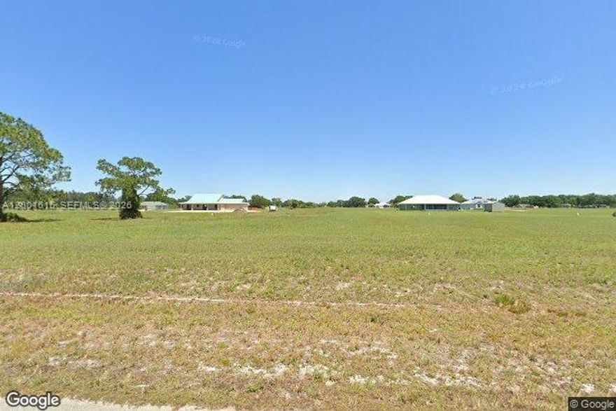 VACANT LOT IN A FANTASTIC LOCATION, SURROUNDED BY LARGE HOMES.