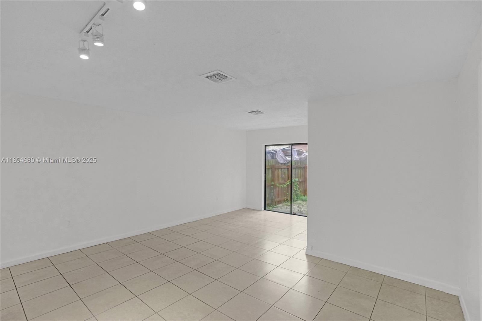 VISTA TOWNHOUSE SEC B - Residential