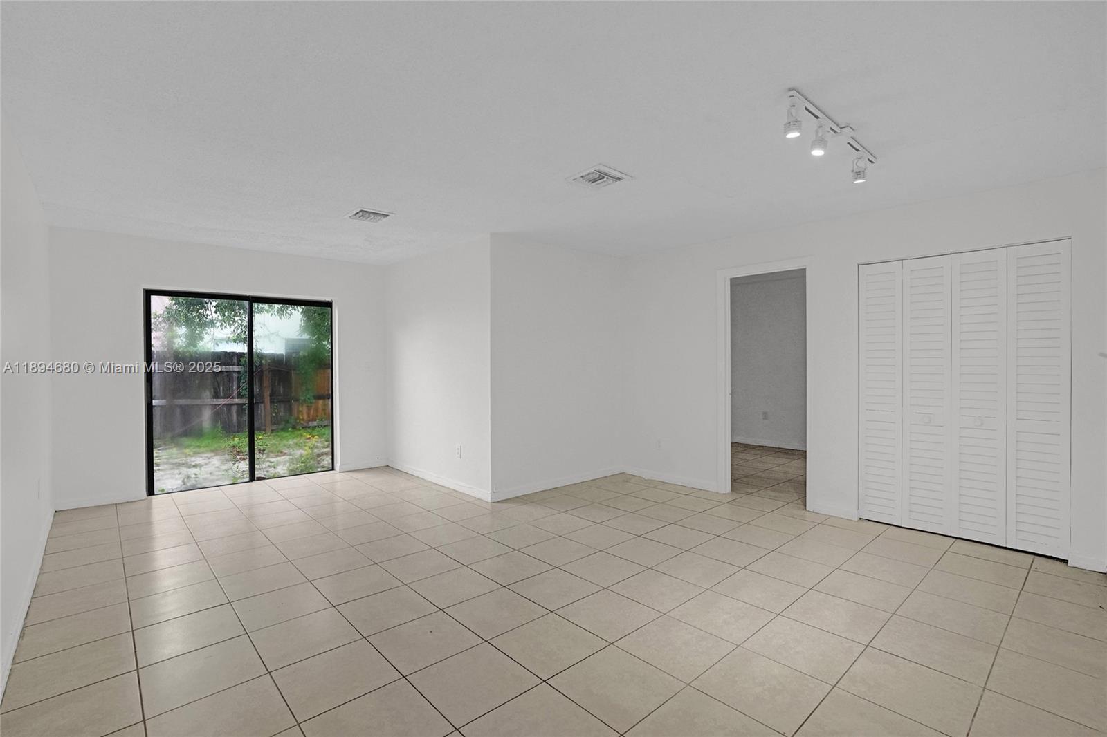 VISTA TOWNHOUSE SEC B - Residential