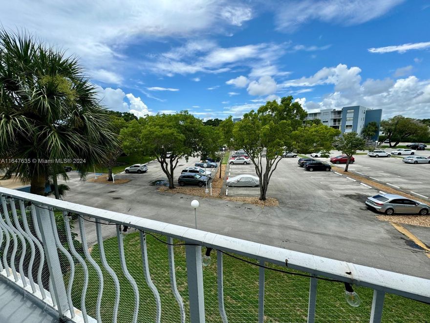 Welcome to your new home at 480 Executive Center Dr Unit 3N, a spectacular corner unit located in the heart of West Palm Beach. This charming 2-bedroom, 2-bathroom condo offers a spacious and bright living area perfect for entertaining, with large windows that flood the space with natural light.
The updated kitchen features modern appliances and plenty of counter space, while the master suite provides a peaceful retreat with a private en-suite bathroom and ample closet space.
With its central location, you'll have easy access to the best that West Palm Beach has to offer - from vibrant city life to serene beaches and everything in between. This property offers the perfect combination of comfort, convenience, and style.