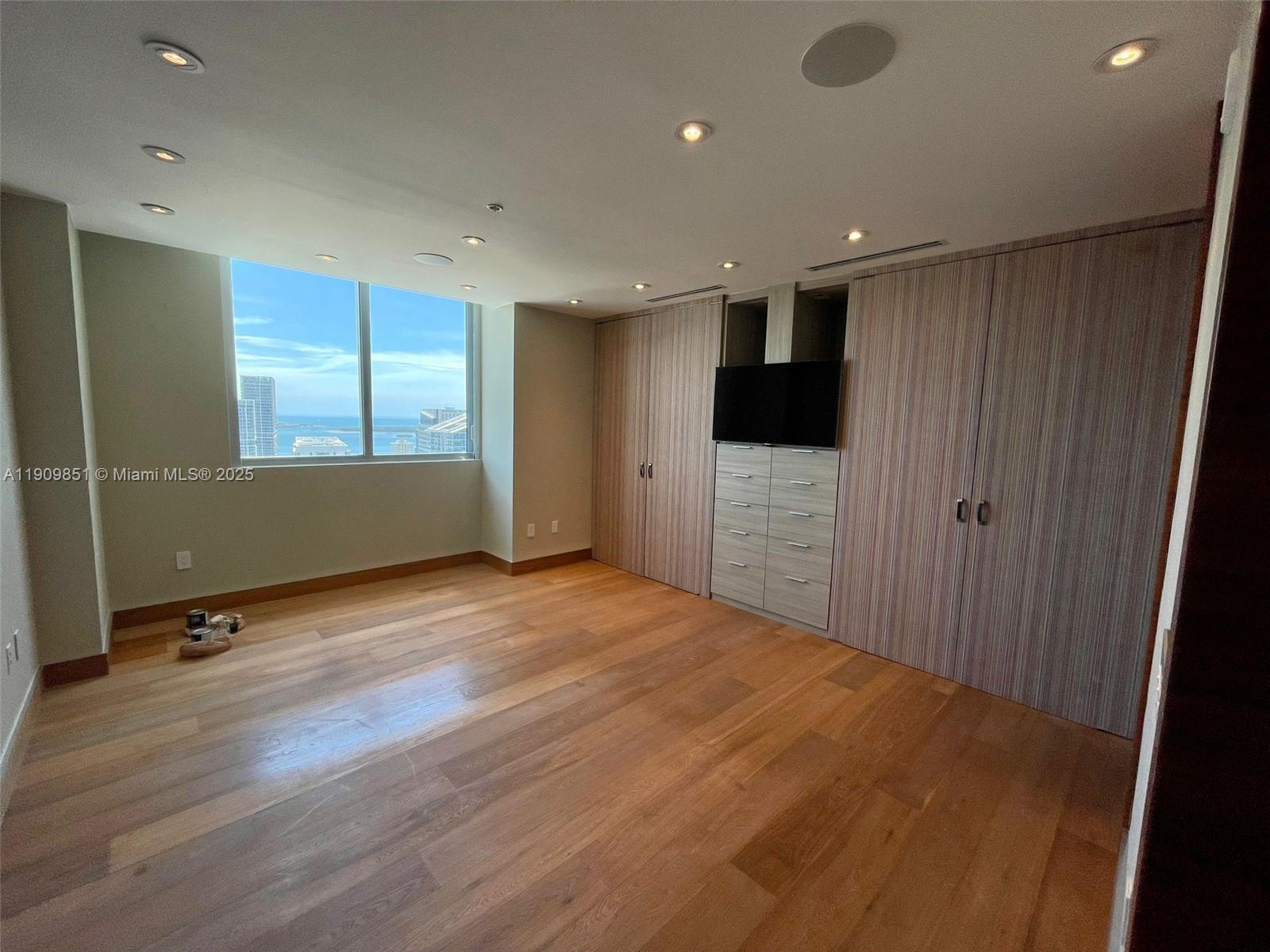 MINT CONDOMINIUM - Residential Lease