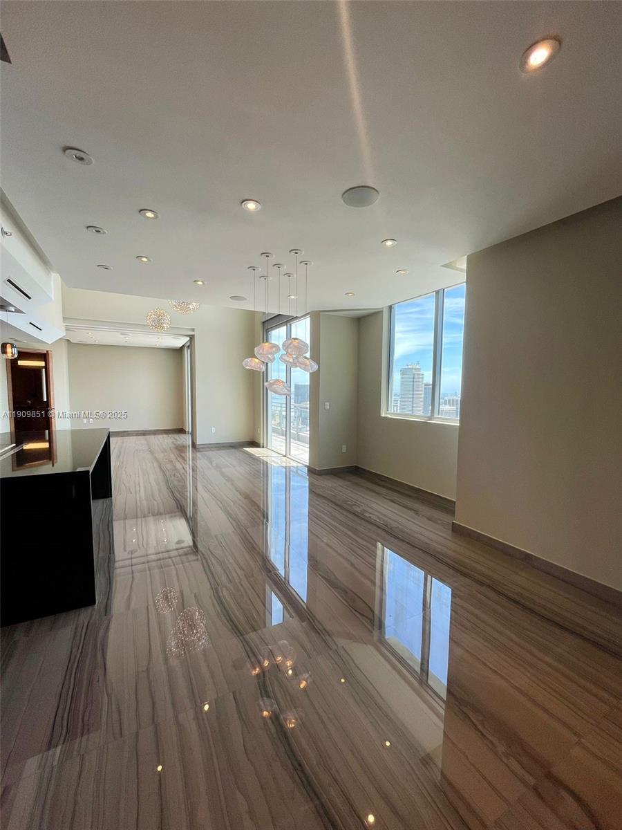 MINT CONDOMINIUM - Residential Lease