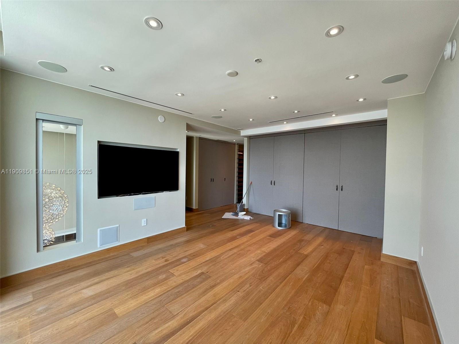 MINT CONDOMINIUM - Residential Lease