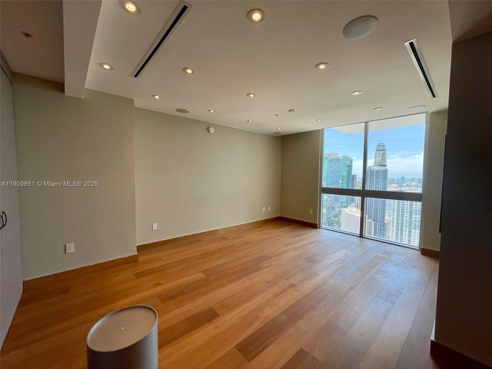 MINT CONDOMINIUM - Residential Lease