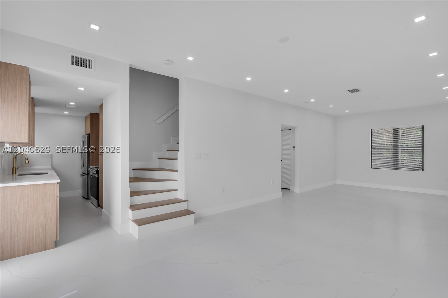 337 W 28th St